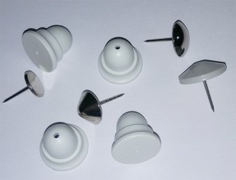 Retenedores para clavos o lazos de acero